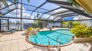una piscina con un gran techo de cristal en Amazing Pool And Waterfront!, en Cabo Coral