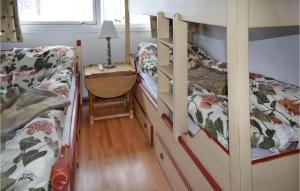 a bedroom with two bunk beds and a desk at Nice Apartment In Geilo With Kitchen in Geilo