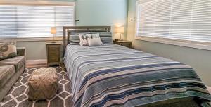 een slaapkamer met een groot bed met 2 kussens erop bij PA Blue Harbor in Port Angeles