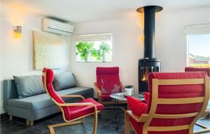 - un salon avec des chaises et une cuisinière dans l'établissement Gorgeous Apartment In Sdra Vi With Kitchen, à Södra Vi