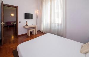 Schlafzimmer mit einem Bett, einem Schreibtisch und einem TV in der Unterkunft Beautiful Apartment In Lecce Le With 1 Bedrooms And Wifi in Lecce