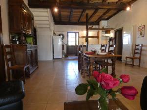 een woonkamer met een tafel en een keuken met een tafel bij Castalan in Gaas