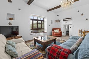 ein Wohnzimmer mit zwei Sofas und einem Couchtisch in der Unterkunft Casa El Burro in La Vegueta