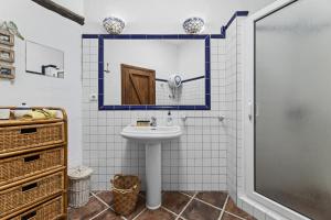 ein Badezimmer mit Waschbecken und Spiegel in der Unterkunft Casa El Burro in La Vegueta + 19 Fotos