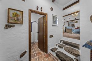 ein Flur mit einer Tür, die zu einem Wohnzimmer führt in der Unterkunft Casa El Burro in La Vegueta