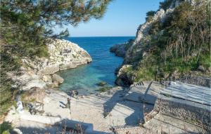 マリッティマにあるLa Casa Di Marina 2のベンチ付きのビーチと海の景色を望めます。