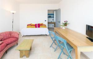 ein Wohnzimmer mit einem Sofa, einem Tisch und einem Bett in der Unterkunft La Casa Di Marina 2 in Marittima