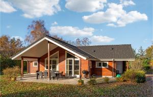 FjellerupにあるAmazing Home In Glesborg With 4 Bedrooms And Wifiの小さな家(ポーチ付)