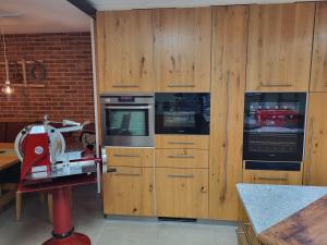 a kitchen with wooden cabinets and a machine in it at Zur Wurschtekammer in Lichtenau