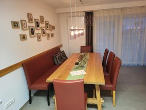 comedor con mesa de madera y sillas en Zur Wurschtekammer, en Lichtenau