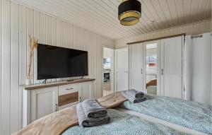 Schlafzimmer mit einem Bett und einem Flachbild-TV in der Unterkunft 2 Bedroom Pet Friendly Home In Zerpenschleuse in Zerpenschleuse