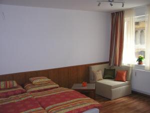 1 dormitorio con 1 cama, 1 silla y 1 ventana en Raday Central Apartment, en Budapest