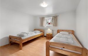 2 Einzelbetten in einem Zimmer mit Fenster in der Unterkunft Nice Apartment In Krus With 2 Bedrooms And Wifi in Kruså
