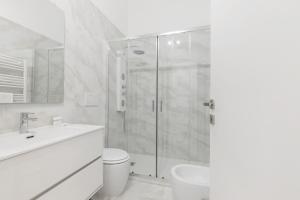 米蘭的住宿－JOIVY Minimalistic flat near the centre，带淋浴、卫生间和盥洗盆的浴室