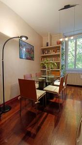 een woonkamer met een eettafel en stoelen bij Casa Julí: 70mq-Centro-Trieste in Trieste