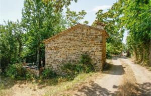 a brick building on the side of a dirt road at Stunning Home In Villagrande Di Monteco With Kitchen 