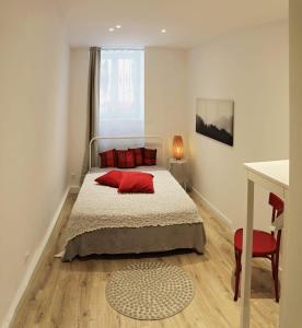Un dormitorio con una cama con una almohada roja. en Yeshello Belvedere Apartment, en Viena