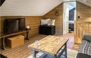 sala de estar con mesa y TV en 5 Bedroom Beautiful Home In Gol, en Golsfjellet