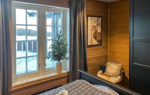 Dormitorio con cama y ventana con árbol de Navidad en 5 Bedroom Beautiful Home In Gol, en Golsfjellet