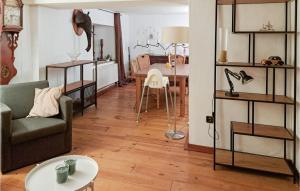 een woonkamer met een bank en een tafel bij 4 Bedroom Nice Home In Hellenthal in Hellenthal