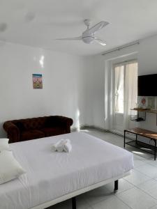 ein weißes Schlafzimmer mit einem Bett und einem Sofa in der Unterkunft Gran Via Experience in Madrid