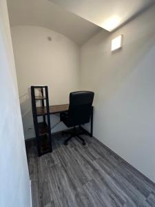 un bureau vide avec un bureau et une chaise dans l'établissement Residence Štefánikova Daisy, à Brno