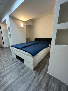 - une chambre avec un lit et une échelle dans l'établissement Residence Štefánikova Daisy, à Brno