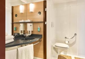 une salle de bain avec un lavabo et des toilettes dans l'établissement B&B HOTEL Paris Nord 18ème, à Paris 26 autres photos