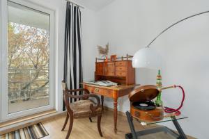 biuro z biurkiem, krzesłem i oknem w obiekcie Stylish Studio for 2 with Balcony Robocza Poznań by Renters w Poznaniu