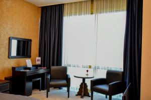 Televízia a/alebo spoločenská miestnosť v ubytovaní Hotel Feride