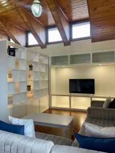 Una sala de estar con un sofá y un televisor de pantalla plana. en Social House, en Addis Ababa