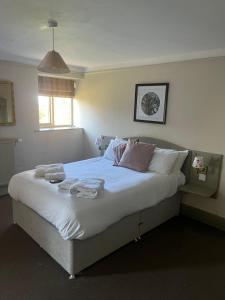 Una cama o camas en una habitación de Slyne Lodge