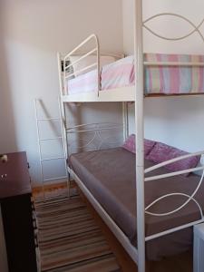 Vagia's Home emeletes ágyai egy szobában