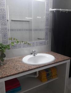 貝尼多姆的住宿－Atico Centro，浴室设有白色水槽和镜子