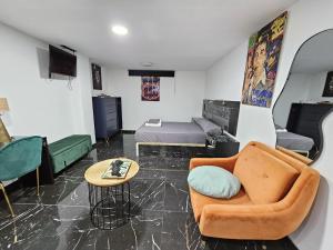 salon z kanapą, łóżkiem i stołem w obiekcie Apartamentos Benidorm Black w mieście Benidorm