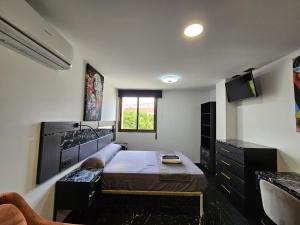 Telewizja i/lub zestaw kina domowego w obiekcie Apartamentos Benidorm Black