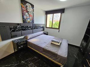 Łóżko lub łóżka w pokoju w obiekcie Apartamentos Benidorm Black