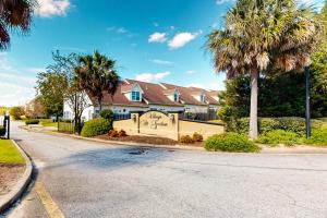 una casa en una calle con palmeras en Goshen Getaway en Augusta