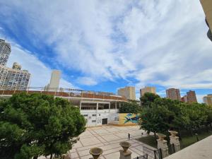 widok na stadion baseballowy z drzewami i budynkami w obiekcie Apartamentos Benidorm Black w mieście Benidorm