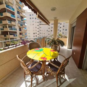 un balcone con tavolo e sedie da patio di Apartamento Alcotan IF Beach a Cala de Finestrat Altre 40 foto