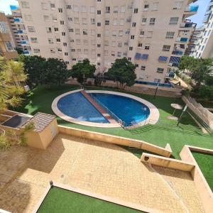 una vista dall'alto di una piscina in un edificio di Apartamento Alcotan IF Beach a Cala de Finestrat