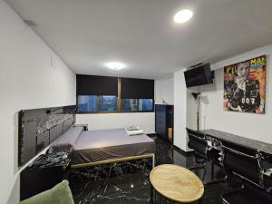 sypialnia z łóżkiem i telewizorem w obiekcie Apartamentos Benidorm Black w mieście Benidorm