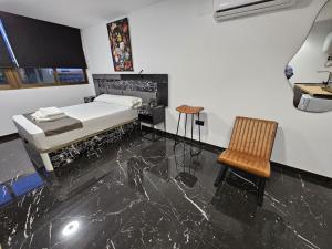 Łóżko lub łóżka w pokoju w obiekcie Apartamentos Benidorm Black