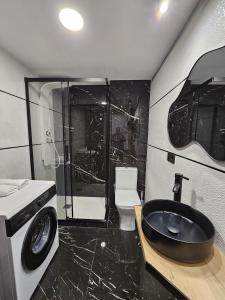 Łazienka w obiekcie Apartamentos Benidorm Black