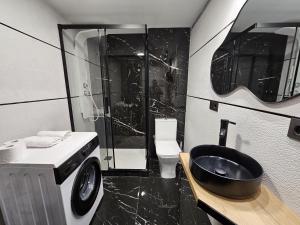 Łazienka w obiekcie Apartamentos Benidorm Black