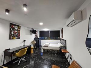 Łóżko lub łóżka w pokoju w obiekcie Apartamentos Benidorm Black