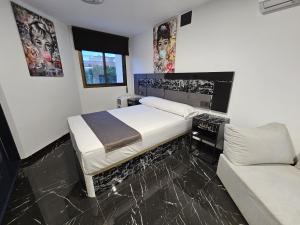 Łóżko lub łóżka w pokoju w obiekcie Apartamentos Benidorm Black