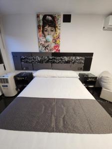 Łóżko lub łóżka w pokoju w obiekcie Apartamentos Benidorm Black