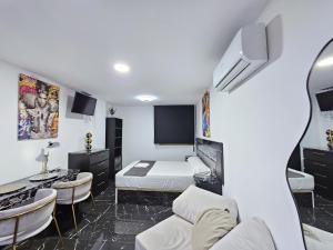 Telewizja i/lub zestaw kina domowego w obiekcie Apartamentos Benidorm Black