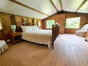Postel nebo postele na pokoji v ubytování Le Chalet, La Petite Ferme